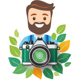 Logo Kitafotograf Münster: lachender Fotograf mit Kamera zwischen Blättern